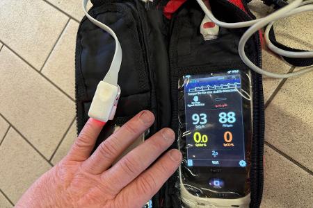© Feuerwehr Dresden
Die Einsatzkräfte messen den CO-Wert mit einem kleinen Sensor am Finger - ähnlich wie bei der Messung der Sauerstoffsättigung im Krankenhaus. Das Gerät nutzt Licht, um festzustellen, wie viel Kohlenmonoxid im Blut gebunden ist. Das Ergebnis wird direkt als Prozentwert angezeigt und hilft, schnell einzuschätzen, wie stark eine Person betroffen ist. Dieses Messgerät kam bei dem Ereignis zum Einsatz.