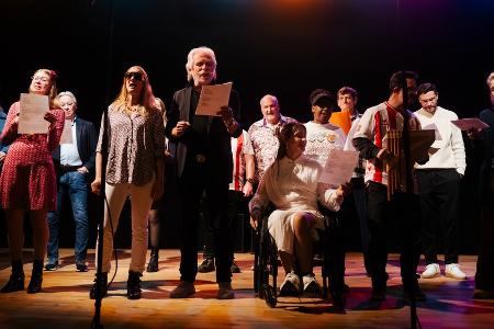Song für Inklusion: Henning Krautmacher singt mit Promis im Stadion