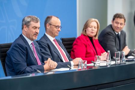 CSU-Chef Markus Söder und die anderen Koalitionsspitzen stimmen die Bürger auf weitere Schritte ein.
