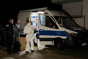 Polizei und Spurensicherung untersuchten die Wohnung, in der die Leiche in der Kühltruhe gefunden wurde.
