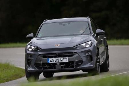 Der Dateiname 'Cupra Terramar 1,5eTSI-HDS-02.jpg' und die IPTC-Keywords weisen eindeutig auf das Modell Cupra Terramar 1,5eTSI hin. Das Bild zeigt einen grauen Cupra Terramar 1,5eTSI SUV auf einer Landstraße in Frontansicht. Die visuelle Analyse bestätigt ein modernes SUV mit charakteristischem Cupra-Logo und sportlicher Frontpartie.