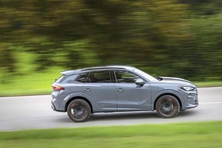 Der Dateiname und die IPTC-Daten identifizieren das Fahrzeug eindeutig als Cupra Terramar 1,5eTSI. Das Bild zeigt das Modell in Seitenansicht während der Fahrt auf einer Landstraße, umgeben von grüner Landschaft.