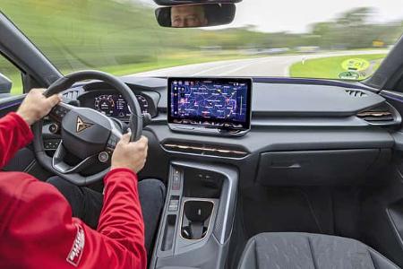 Innenraum des Cupra Terramar 1,5eTSI während einer Fahrszene, Blick aus Fahrersicht auf Cockpit und Infotainment-Display.