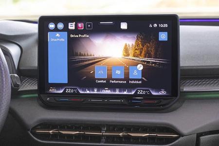 Das Bild zeigt das digitale Cockpit und das zentrale Infotainment-Display eines Cupra Terramar 1,5eTSI. Auf dem Bildschirm ist das Menü zur Auswahl des Fahrmodus (Drive Profile) sichtbar, mit den Optionen Comfort, Performance und Individual. Die Aufnahme fokussiert auf die Armaturen und Bedienelemente im Innenraum.