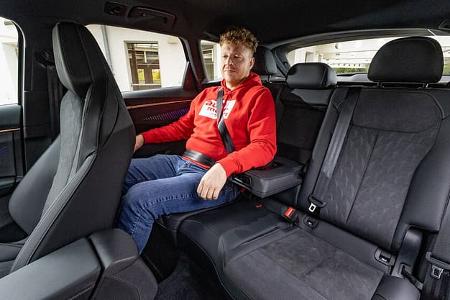 Innenraumaufnahme des Cupra Terramar 1,5eTSI mit einer Person auf der Rückbank. Die Rücksitze und der Beinraum sind deutlich sichtbar.