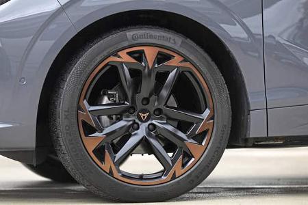Detailaufnahme des Vorderrads eines Cupra Terramar 1,5eTSI mit markanter Felge und Continental-Reifen.