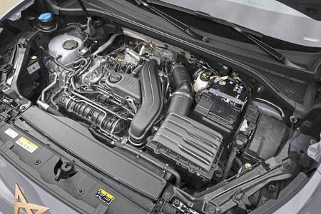 Detailaufnahme des Motorraums eines Cupra Terramar 1,5 eTSI. Der Motorblock und verschiedene technische Komponenten sind deutlich sichtbar.
