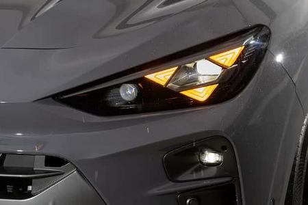 Detailaufnahme des Scheinwerfers eines Cupra Terramar 1,5eTSI, Fokus auf das markante LED-Tagfahrlicht und den Frontbereich.