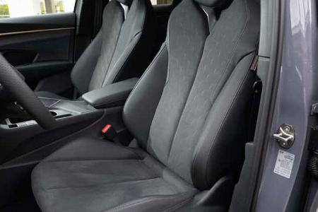 Die Aufnahme zeigt die Vordersitze eines Cupra Terramar 1,5eTSI. Die Sitze sind modern gestaltet und verfügen über elektrische Verstellmöglichkeiten. Das Interieur ist hochwertig verarbeitet und zeigt sportliche Akzente.