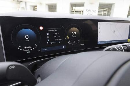 Digitales Kombiinstrument und Infotainment-Display des Hyundai Tucson 1.6 T-GDI, Nahaufnahme der Armaturen.