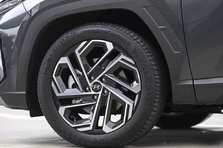 Detailaufnahme des Vorderrads eines Hyundai Tucson 1.6 T-GDI mit markanter Leichtmetallfelge und Continental PremiumContact 6 Reifen.