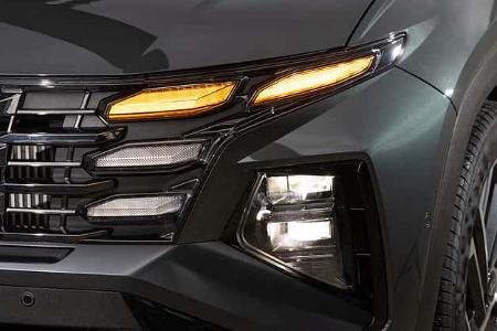 Detailaufnahme der Frontpartie eines Hyundai Tucson 1.6 T-GDI mit Fokus auf Scheinwerfer und Kühlergrill.