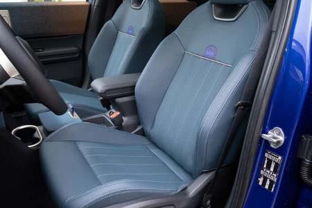 Innenraumaufnahme eines Mini Countryman C 2,0, Fokus auf die Vordersitze.