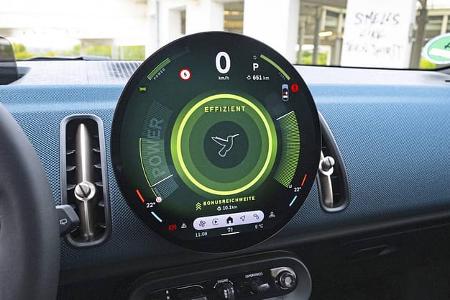 Digitales Cockpit des Mini Countryman C 2,0, zentrale Anzeige mit Effizienz- und Fahrdaten.