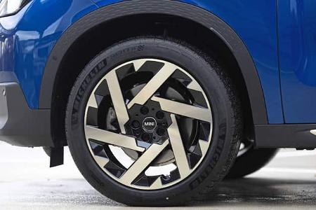 Detailaufnahme eines Vorderrads mit Felge am Mini Countryman C 2,0, Modelljahr vermutlich 2025, blaues Fahrzeug.