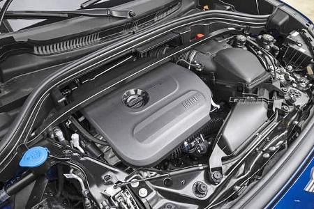 Detailaufnahme des Motorraums eines Mini Countryman C 2,0, Modelljahr 2025, mit sichtbarem MINI-Logo auf dem Motorabdeckung und Karosserie.