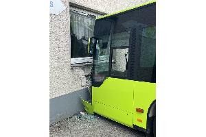 Am Freitag (11. April) prallte ein Bus gegen Hauswand in Radevormwald.