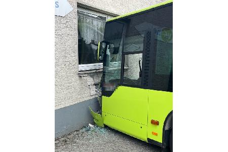 Am Freitag (11. April) prallte ein Bus gegen Hauswand in Radevormwald.