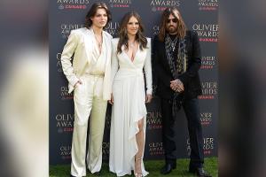 Elizabeth Hurley zieht mit Sohn und Freund alle Blicke auf sich