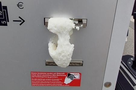 Ein- und Ausgabeschächte wurden mit Bauschaum befüllt