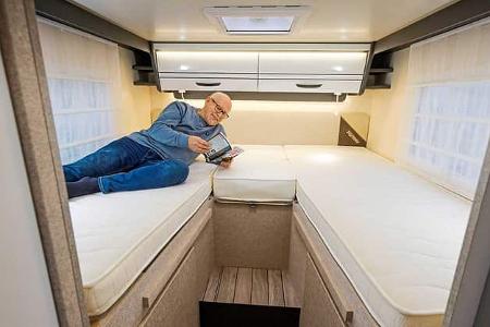 Bett, Forster T 745 EB, Wohnmobil, Teilintegriert, Preiswert, Einzelbett