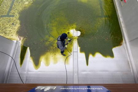 Vor dem Start in die Freibadsaison - Badebecken wird gereinigt