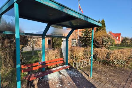 Beschädigtes Wartehäuschen