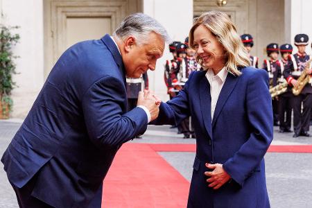 Meloni und Orban hatten über die Jahre eine enge Verbindung. (Archivbild)