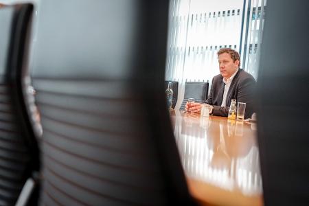 Finanzminister Klingbeil im Interview im Willy-Brandt-Haus