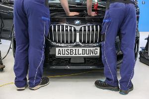 Weniger junge Menschen wählen den Weg einer dualen Ausbildung. (Archivbild)