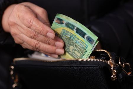 Eine Mehrheit der Bevölkerung sieht laut einer Allianz-Umfrage Lebenshaltungs- und Gesundheitskosten als größtes finanzielles Risiko im Alter. (Symbolbild) 