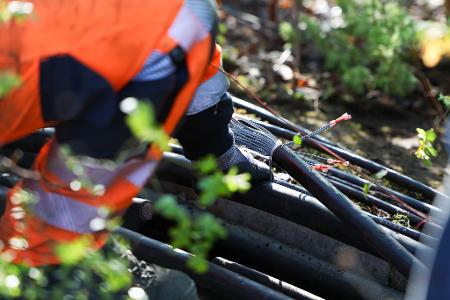 Reparaturarbeiten an durchtrenntem Kabel bei der Bahn