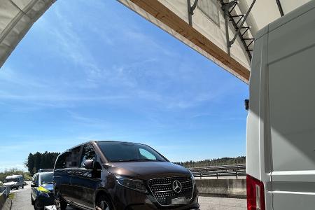 Auf der A96 gestoppt: Gespann mit CH-Fahrzeug