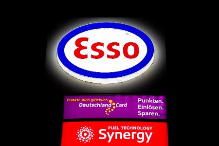 Bertelsmann will das Deutschland-Card Rabattprogramm einstellen, dessen Nutzerinnen und Nutzer unter anderem bei Esso Punkte sammeln können. (Archivbild)