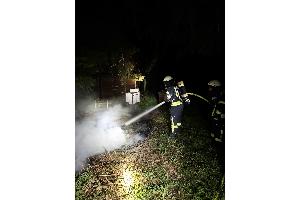 Die Feuerwehr löschte den Flächenbrand unter Atemschutz ab.