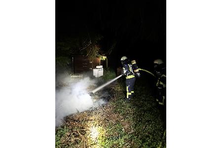 Die Feuerwehr löschte den Flächenbrand unter Atemschutz ab.