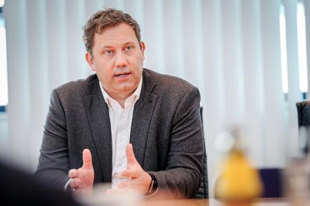 Für SPD-Chef Lars Klingbeil kommt es jetzt auf eine zügige Umsetzung von Entlastungen an.