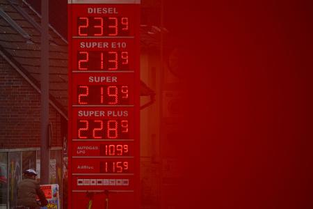 An der Tankstelle bekommen die Menschen die Folgen des Iran-Kriegs zu spüren. (Archivbild)