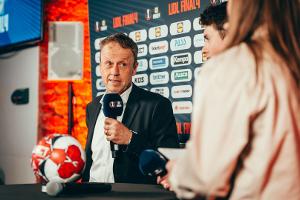 32 LKW für "Aha-Effekte": Mobiler Glasboden beim Final Four