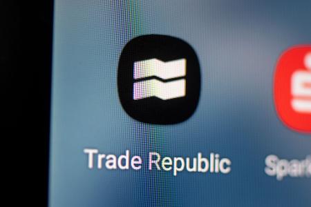 Der Online-Broker Trade Republic arbeitet rein App-basiert. (Archivbild)