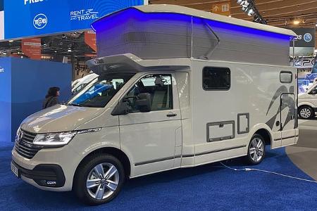 Teilintegriert, Hubdach, Außenansicht, Fahrerseite, aufgeklappt