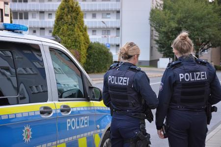 Symbolbild Streifenwagen mit Polizistinnen