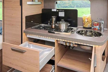 f_Knaus_Südwind_500_UF_Black_Selection_Küche