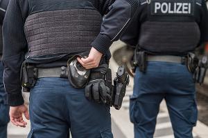 Symbolbild der Bundespolizei, Bundespolizisten mit Handschellen