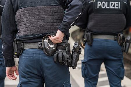 Symbolbild der Bundespolizei, Bundespolizisten mit Handschellen