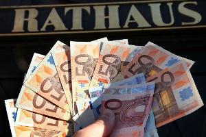 Länder mit hochverschuldeten Kommunen sollen Geld vom Bund bekommen. (Illustration)