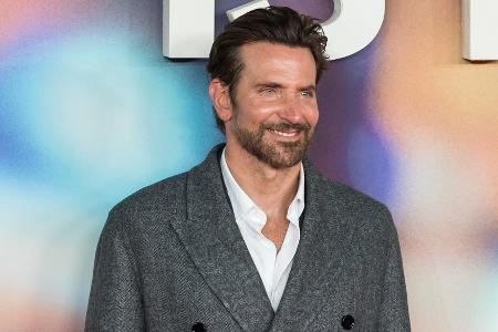 Mit Margot Robbie: Bradley Cooper für 