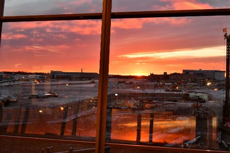 Flughafen in Helsinki beim Sonnenuntergang