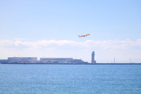 Flughafensilhouette mit startendem Flugzeug