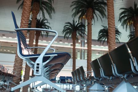 Leere Flughafenhalle in Dubai mit Palmen